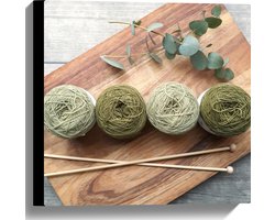 Canvas - Bollen Wol in Groene Tinten op Houten Bord - 40x40 cm Foto op Canvas Schilderij (Wanddecoratie op Canvas)