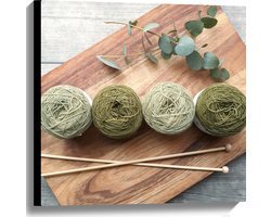 Canvas - Bollen Wol in Groene Tinten op Houten Bord - 60x60 cm Foto op Canvas Schilderij (Wanddecoratie op Canvas)