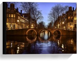 Canvas  - Gracht in Amsterdam met Lichtjes - 40x30cm Foto op Canvas Schilderij (Wanddecoratie op Canvas)