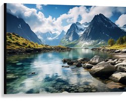 Canvas - Landschap - Rivier - Bergen - Sneeuw - Water - Gras - Stenen - 100x75 cm Foto op Canvas Schilderij (Wanddecoratie op Canvas)