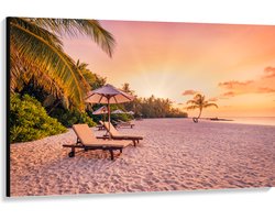 Canvas - Luxe Ligbedden op Wit Strand tijdens Feloranje Zonsondergang - 150x100 cm Foto op Canvas Schilderij (Wanddecoratie op Canvas)