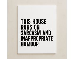 Canvas poster – Tekst poster – Huis spreuk – Humor poster – Sarcasme – Wanddecoratie – This House Runs on Sarcasm – Woonkamer – Toilet – Moderne poster – 30x40 – Canvas