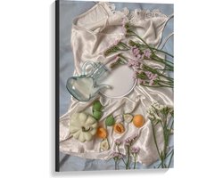 Canvas  - Satijnen Hemdje met Bloemen en Eten - 60x90cm Foto op Canvas Schilderij (Wanddecoratie op Canvas)