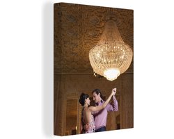 Canvas schilderij 120x160 cm - Wanddecoratie Koppel danst wals onder kroonluchter - Muurdecoratie woonkamer - Slaapkamer decoratie - Kamer accessoires - Schilderijen