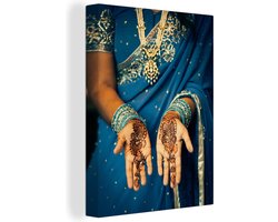 Canvas schilderij 120x160 cm - Wanddecoratie Vrouw uit midden oosten met henna tatoeage op hand - Muurdecoratie woonkamer - Slaapkamer decoratie - Kamer accessoires - Schilderijen