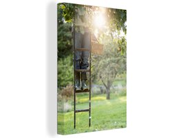 Canvas schilderij 120x180 cm - Wanddecoratie Fruitplukker op ladder in boomgaard - Muurdecoratie woonkamer - Slaapkamer decoratie - Kamer accessoires - Schilderijen