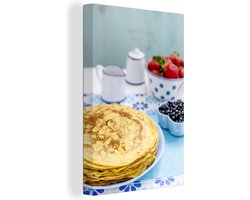 Canvas schilderij 120x180 cm - Wanddecoratie Mooie en dunne pannenkoeken liggen op een bord - Muurdecoratie woonkamer - Slaapkamer decoratie - Kamer accessoires - Schilderijen
