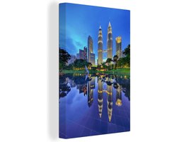 Canvas schilderij 120x180 cm - Wanddecoratie Reflectie van Blue Hour & Twin Tower - Muurdecoratie woonkamer - Slaapkamer decoratie - Kamer accessoires - Schilderijen
