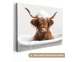 Canvas schilderij 120x90 cm - Wanddecoratie badkamer Schotse Hooglander - Bad - Koe - Dieren - Schuim - Muurdecoratie WC - Decoratieve accessoires - Toilet muur decoratie - Schilderijen op canvas