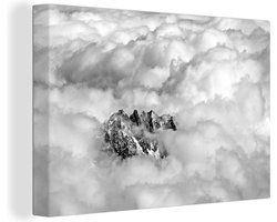 Canvas schilderij 140x90 cm - Wanddecoratie De top van de Mont Blanc berg tussen allerlei wolken - Muurdecoratie woonkamer - Slaapkamer decoratie - Kamer accessoires - Schilderijen