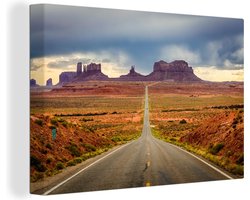 Canvas schilderij 140x90 cm - Wanddecoratie Foto van een weg in Monument Valley - Muurdecoratie woonkamer - Slaapkamer decoratie - Kamer accessoires - Schilderijen