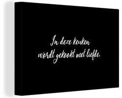 Canvas schilderij 140x90 cm - Wanddecoratie In deze keuken wordt gekookt met liefde - Koken - Spreuken - Quotes - Liefde - Muurdecoratie woonkamer - Slaapkamer decoratie - Kamer accessoires - Schilderijen