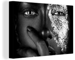 Canvas schilderij 150x100 cm - Wanddecoratie Donkere vrouw met blauwe ogen en zilveren accenten - zwart wit - Muurdecoratie woonkamer - Slaapkamer decoratie - Kamer accessoires - Schilderijen