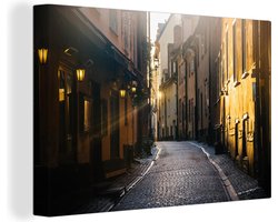 Canvas schilderij 150x100 cm - Wanddecoratie Een steegje in het oude gedeelte van Stockholm genaamd Gamla Stan - Muurdecoratie woonkamer - Slaapkamer decoratie - Kamer accessoires - Schilderijen