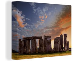 Canvas schilderij 160x120 cm - Wanddecoratie Oranje wolken boven de Stonehenge in Engeland - Muurdecoratie woonkamer - Slaapkamer decoratie - Kamer accessoires - Schilderijen