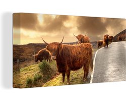 Canvas schilderij 160x80 cm - Wanddecoratie Schotse hooglanders - Lucht - Weg - Muurdecoratie woonkamer - Slaapkamer decoratie - Kamer accessoires - Schilderijen