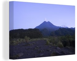 Canvas schilderij 180x120 cm - Wanddecoratie De berg Merapi in het blauwe uur in Gunung Merapi in Indonesië - Muurdecoratie woonkamer - Slaapkamer decoratie - Kamer accessoires - Schilderijen