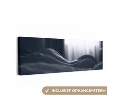 Canvas schilderij 180x60 cm - Wanddecoratie Portret - Vrouw - Bed - Zwart wit - Muurdecoratie woonkamer - Slaapkamer decoratie - Kamer accessoires - Schilderijen op canvas