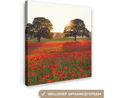 Canvas schilderij 20x20 cm - Wanddecoratie Een Klaprozen veld met twee grote bomen - Muurdecoratie woonkamer - Slaapkamer decoratie - Kamer accessoires - Schilderijen op canvas