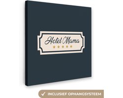 Canvas schilderij 50x50 cm - Wanddecoratie Moeder - Spreuken - Hotel mama- Quotes - Muurdecoratie woonkamer - Slaapkamer decoratie - Kamer accessoires - Schilderijen - Moederdag cadeautje - Cadeau voor moeder - Tekstbord