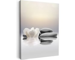 Canvas schilderij 50x70 cm - Wanddecoratie badkamer Stenen - Lotus - Wit - Water - Zen - Muurdecoratie WC - Decoratieve accessoires - Toilet muur decoratie - Schilderijen op canvas