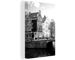 Canvas schilderij 90x140 cm - Wanddecoratie Grachtenpanden in Amsterdam naast een brug - Muurdecoratie woonkamer - Slaapkamer decoratie - Kamer accessoires - Schilderijen op canvas