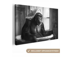 Canvas schilderij 90x60 cm - Wanddecoratie badkamer Aap - Dier - Bad - Zwart - Wit - Humor - Muurdecoratie WC - Decoratieve accessoires - Toilet muur decoratie - Schilderijen op canvas