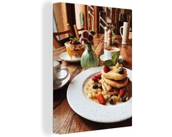 Canvas Schilderij De pannenkoeken worden geserveerd tijdens de brunch - 60x80 cm - Wanddecoratie