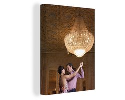Canvas Schilderij Koppel danst wals onder kroonluchter - 30x40 cm - Wanddecoratie