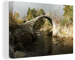 Canvas Schilderij Oude stenen brug in het Nationaal park Cairngorms in Schotland - 120x80 cm - Wanddecoratie