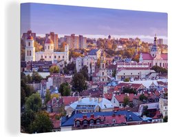 Canvas Schilderij Paarse Litouws lucht boven straatbeeld van de stad Vilnius - 60x40 cm - Wanddecoratie