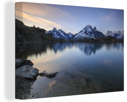 Canvas Schilderij Prachtig uitzicht op de Mont Blanc berg vanaf het meer - 90x60 cm - Wanddecoratie