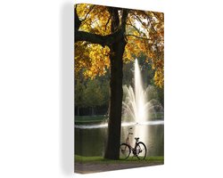 Canvas Schilderij Silhouet van een fiets voor een fontein in het Vondelpark in Amsterdam - 80x120 cm - Wanddecoratie