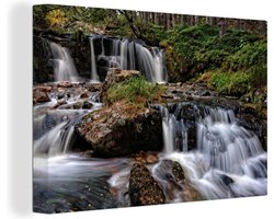 Canvas Schilderij Woeste watervallen in het Nationaal park Cairngorms in Schotland - 90x60 cm - Wanddecoratie