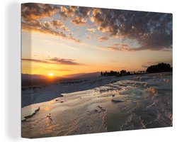 Canvas Schilderij Zonsondergang bij het Turkse natuurfenomeen Pamukkale - 60x40 cm - Wanddecoratie