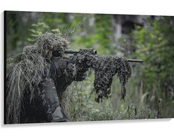 Canvas - Soldaat in Camouflage Kleding met Geweer in Handen - 150x100 cm Foto op Canvas Schilderij (Wanddecoratie op Canvas)