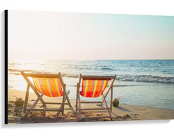 Canvas - Twee Oranje Ligbedden op het Strand - 120x80 cm Foto op Canvas Schilderij (Wanddecoratie op Canvas)