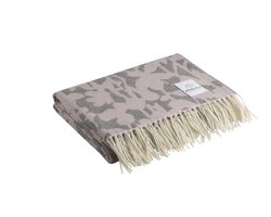 Cassia; hoge kwaliteit kasjmier plaid. Geweven in een speciaal ontworpen bloemenprint in zacht roze en licht grijze tint.