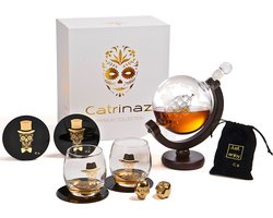 Catrinaz® Whiskey karaf - Tequila karaf - Globe decanter - Luxe Whiskey karaf set - 0,9 L - Incl. 2 gouden skull whiskey stenen - 2 whiskey glazen - 2 onderleggers - Uniek geschenk - Gift box - Vaderdag cadeau
