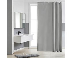 CHICFURN Lichtgrijs Douchegordijn 180 x 220 cm voor Badkamer, Appartement en Studentenwoning, Effen Polyester Gordijn met Witte Douchegordijnhaken, Waterafstotende Stof, Verstevigde Metalen Ringen en Verzwaarde Onderkant, Wasbaar in de Machine