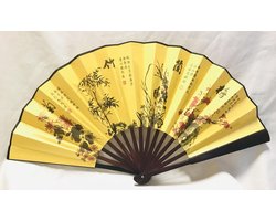 Chinese waaier （blossoms, orchid, bamboo and chrysanthemum ）deluxe. Een prachtige, aan twee kanten bedrukte waaier in luxe uitvoering. Gemaakt van stof en hout. Om echt te gebruiken maar ook leuk als decoratie ongeveer 33 cm hoog en 61 cm breed