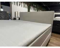 Complete boxspring set Magic 140x210 beige - betaalbare hotel boxspring voor thuis - Ultieme luxe gecombineerd met ongekend slaapcomfort - orthopedische pocketvering matras tegen rugklachten + 1 koudschuim topper, strak meegestoffeerd hoofdbord