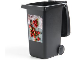 Container sticker Aardbeien - Verse aardbeien op een picknicktafel - 40x60 cm - kliko sticker - weerbestendige containersticker