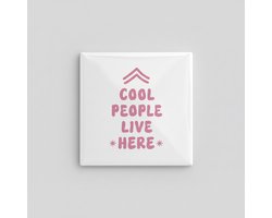 Cool People Live Here Keramische Tegel – Leuke Huis Tekst Wanddecoratie – 15 × 15 cm