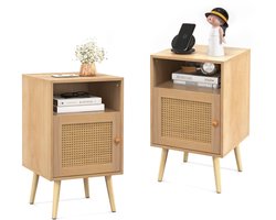 COSTWAY 2 Rotan Nachtkastjes met Open Schap en Versierde Deur in PE Rotan Massief Houten Poten Bijzettafel in Boerderijstijl voor Slaapkamer Woonkamer