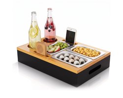 Couch Sofa Bar Snack Box – Houten bankdienblad - 3 uitneembare bakjes - 2 bekerhouders en vakken voor afstandsbediening - 39,7 x 26 x 7,5 cm - Zwart met houtkleurig blad- Voor Bank, Woonkamer, Picknick, Feest en Horeca – Cadeau voor Hem & Haar