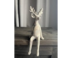 Countryfield Zittend Hert 30 cm - Groot – Decoratief Hertenbeeld met Bungelende Benen – Landelijke Woondecoratie – Hert Decoratie – Kerstdecoratie – Winterdecoratie