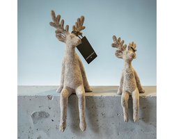 Countryfield Zittende Herten Set van 2 – 23 & 30 cm – Decoratieve Hertenbeelden met Bungelende Benen – Landelijke Woondecoratie – Kerstdecoratie – Winterdecoratie