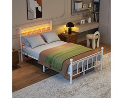 COVREO Metallenen bedframe met hoge hoofd- en voetplaat – 120x200 cm – Bedombouw van MDF en metaal – met LED en USB-aansluiting – Wit - zonder matras