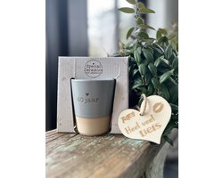 Creaties van Hier - Mok met houten hartje - Beker - 60 jaar - Keramiek - Ceramics - 9 x 8 cm